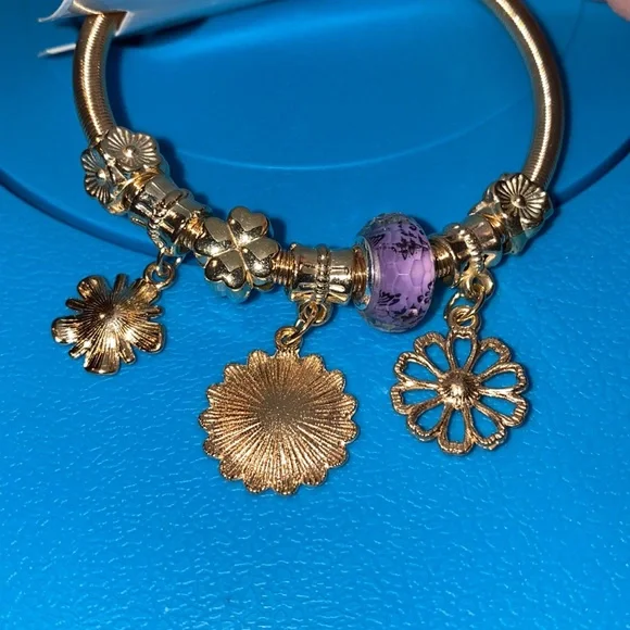 NWT Bracelet, with daisy flowers and chains - Picture 2 of 2